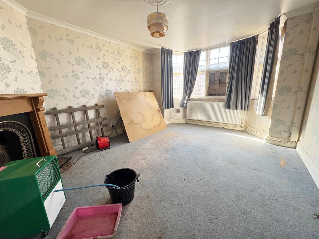 Lot: 181 - PERIOD THREE-BEDROOM LODGE HOUSE FOR IMPROVEMENT - Living room